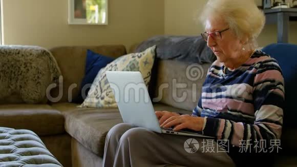 客厅里有台手提电脑的老女人视频