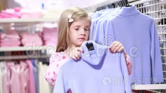 在时装店里看衣服的女婴视频