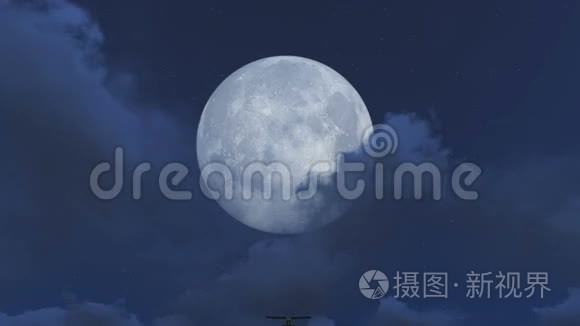 小飞机夜间起飞与满月背景视频视频