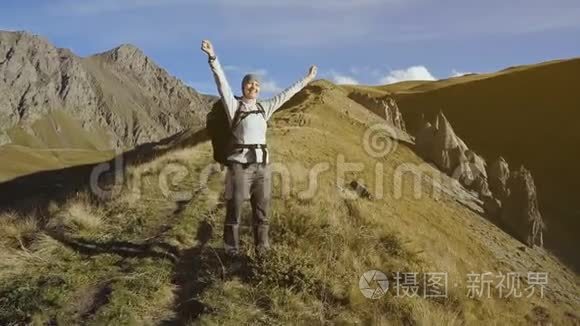 徒步旅行的女人走在山上