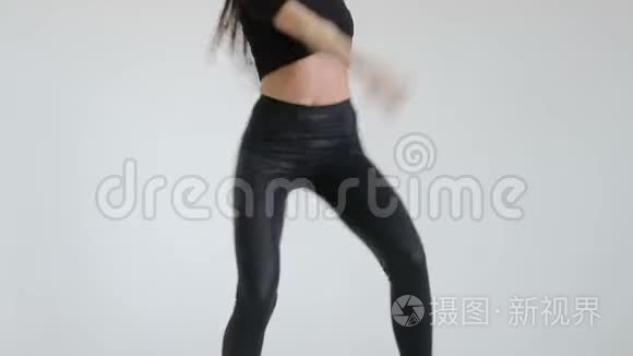 女孩在灰色背景下跳舞视频