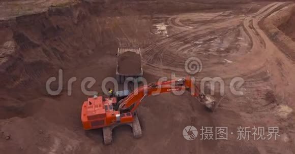 乘坐重型机械在采石场飞行视频