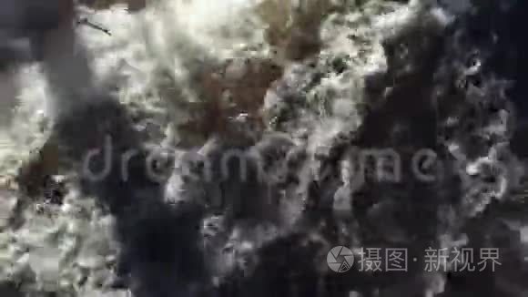 水库排放的强大水流视频