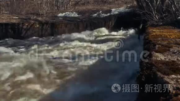 水库排放的强大水流视频