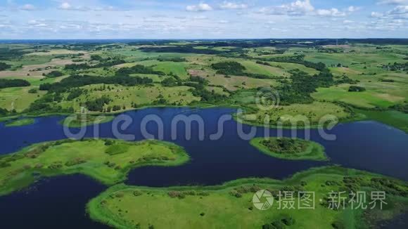 飞越湖泊和草地视频