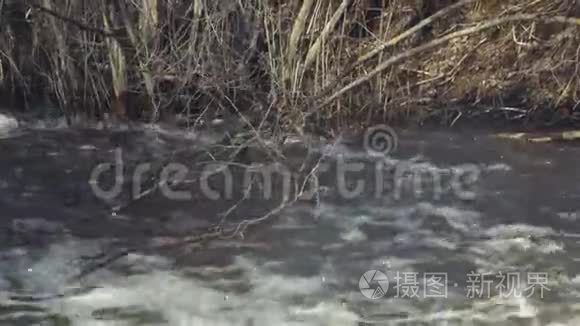 水库排放的强大水流视频