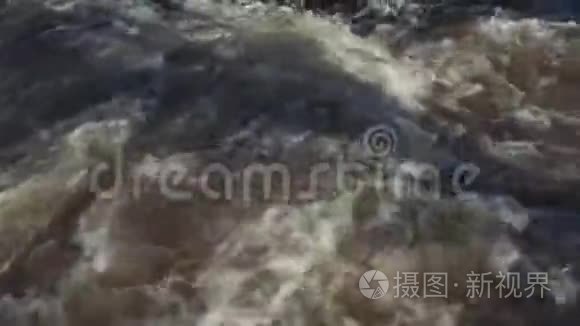 水库排放的强大水流视频