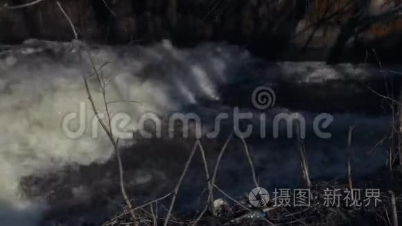 水库排放的强大水流视频