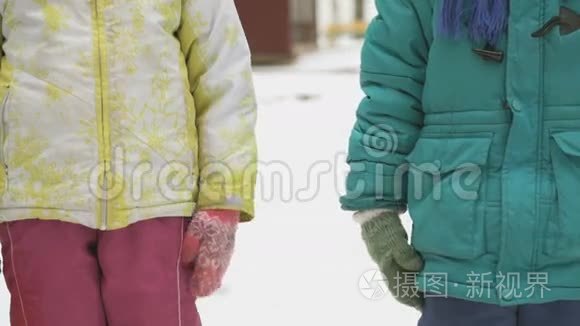 小男孩和小女孩握手友好视频