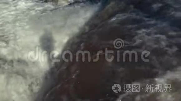 水库排放的强大水流视频