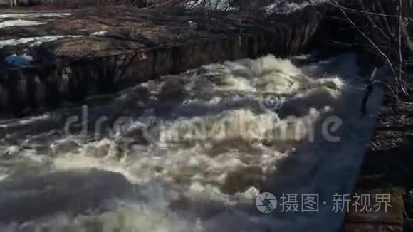 水库排放的强大水流视频