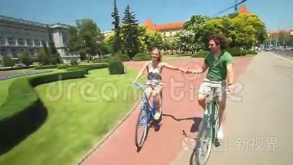 情侣骑自行车视频