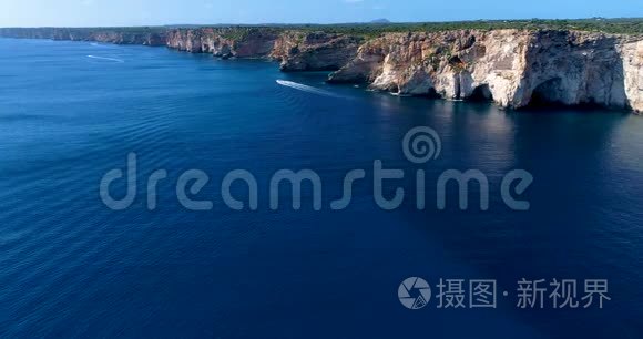 从空中俯瞰海上的船只视频