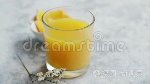 一杯新鲜橙汁