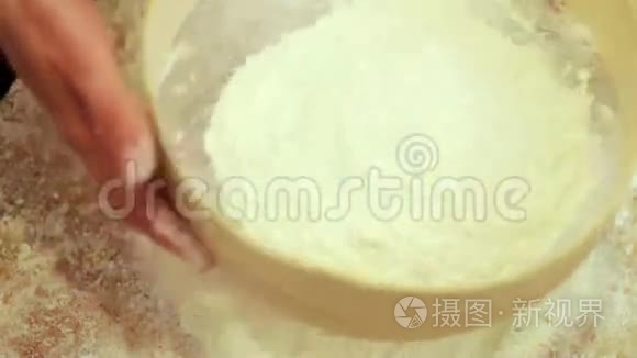 女性用手筛面粉
