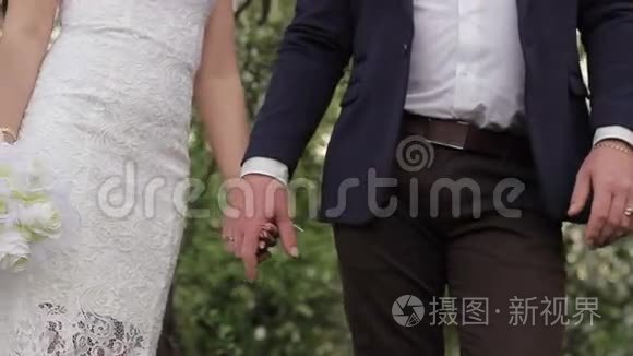 新郎新娘在苹果园浪漫漫步视频