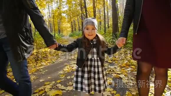 秋天公园的幸福家庭视频