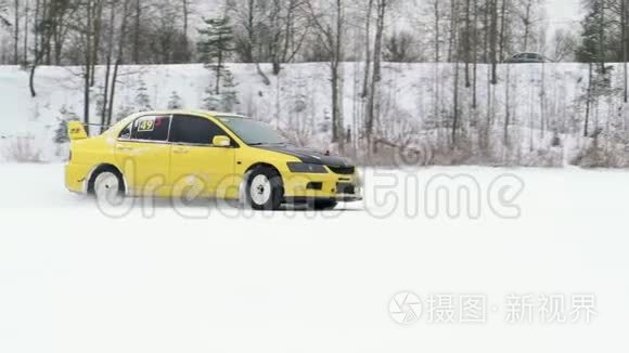 冬天，在雪覆盖的湖面上，汽车在结冰的轨道上行驶。 冬季在雪地赛道上进行赛车运动。 开车比赛