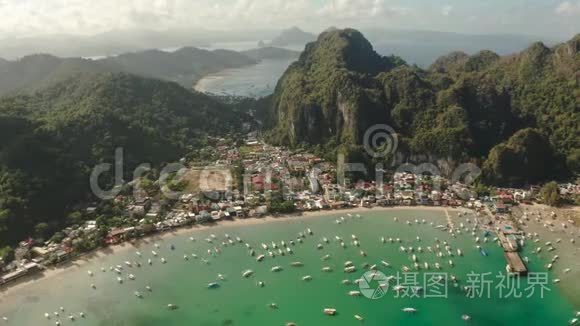 带蓝水的海湾里的旅游船视频