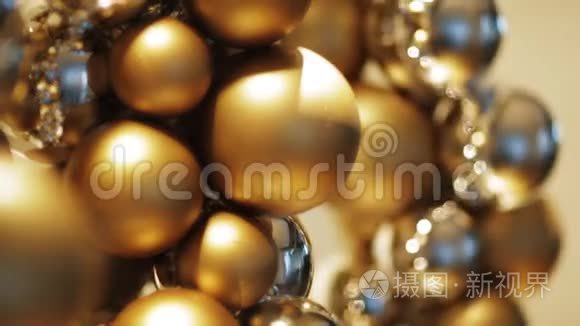 金色圣诞装饰或珠子花环
