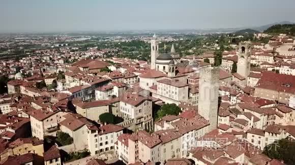 贝加莫，意大利。 令人惊叹的鸟瞰古镇。 市中心景观及其历史建筑