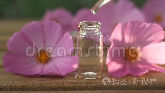 美丽的玻璃罐背景上的花朵精华