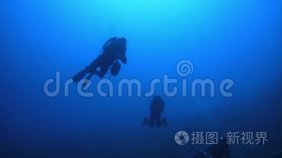 潜水员游过珊瑚礁视频