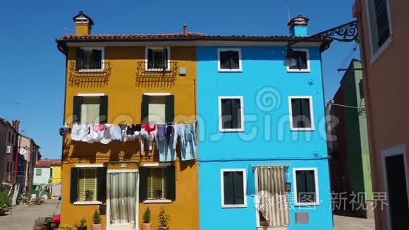 意大利威尼斯的布鲁诺。 街上有五颜六色的房子，门面上有洗衣房