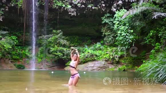 婆罗洲雨林瀑布上的舞者视频