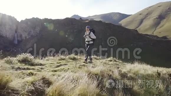 徒步旅行的女人走在山上