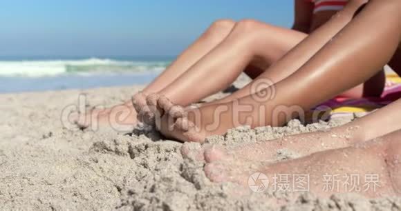 年轻的女性朋友坐在沙滩上视频