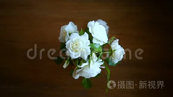 桌上摆着一束美丽的白玫瑰