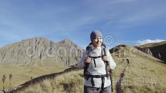 徒步旅行的女人走在山上视频