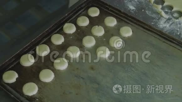 在一张糕点上准备饼干视频