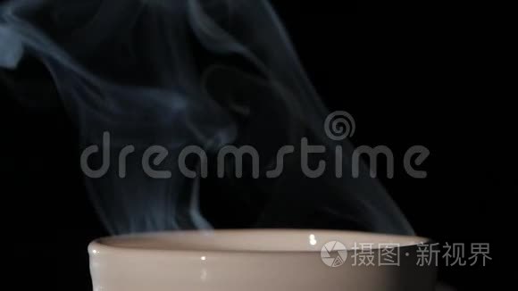 杯顶上有黑色背景的热咖啡