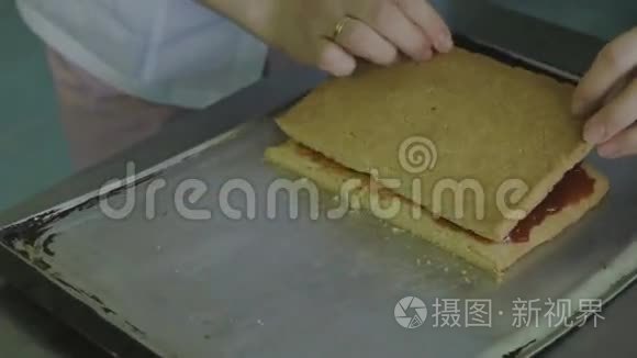 在一张糕点上准备饼干视频