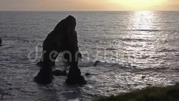 日落时的克罗伊海弓型马裤-爱尔兰多尼加尔县视频的预览图
