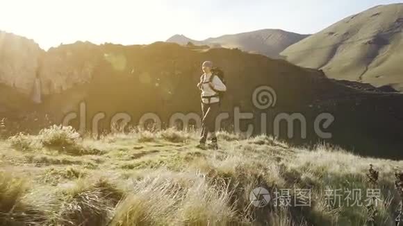 徒步旅行的女人走在山上视频