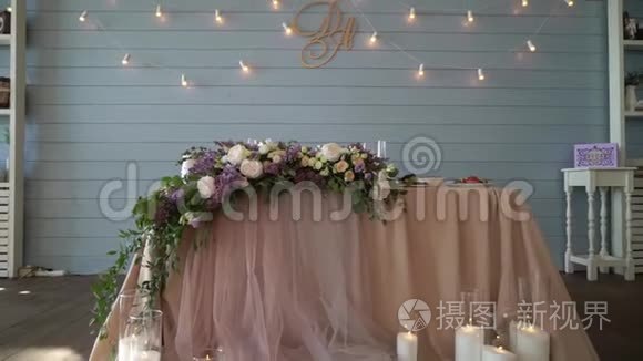 婚礼用花装饰的桌子