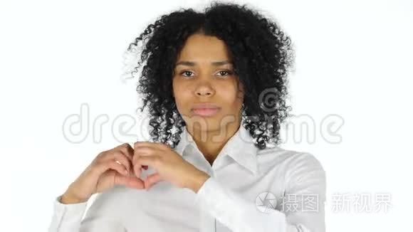 黑人妇女的心脏标志视频