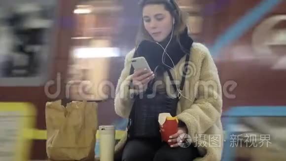 在地铁里吃快餐的女人视频