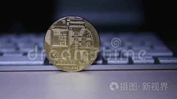 键盘背景上的金色比特币特写视频