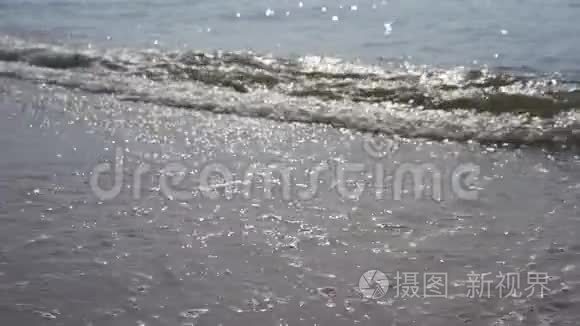 海浪在沙滩上缓慢移动视频