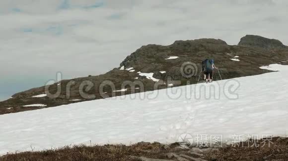 在挪威的雪地上徒步旅行视频