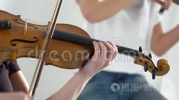 特写女子拉小提琴抒情作文视频