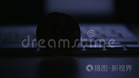 键盘背景上的金色比特币特写视频