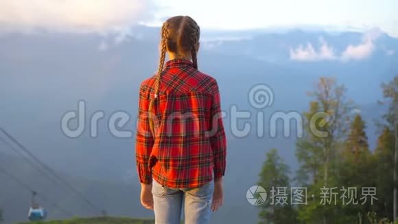 雾中群山中美丽幸福的小女孩视频