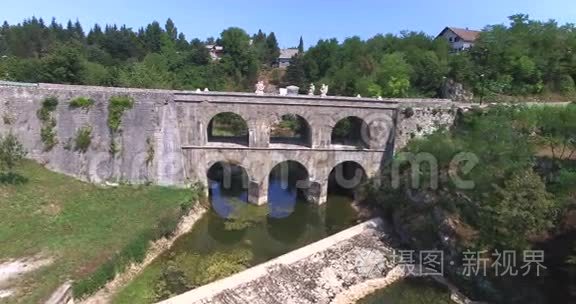 克罗地亚图尼石桥的鸟瞰图视频