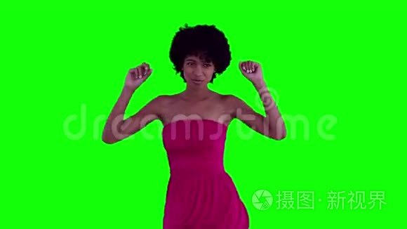 女人举起手臂跳舞视频