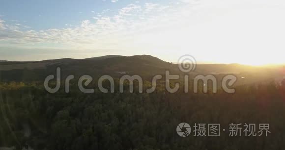 日落时飞越丘陵和马球场视频